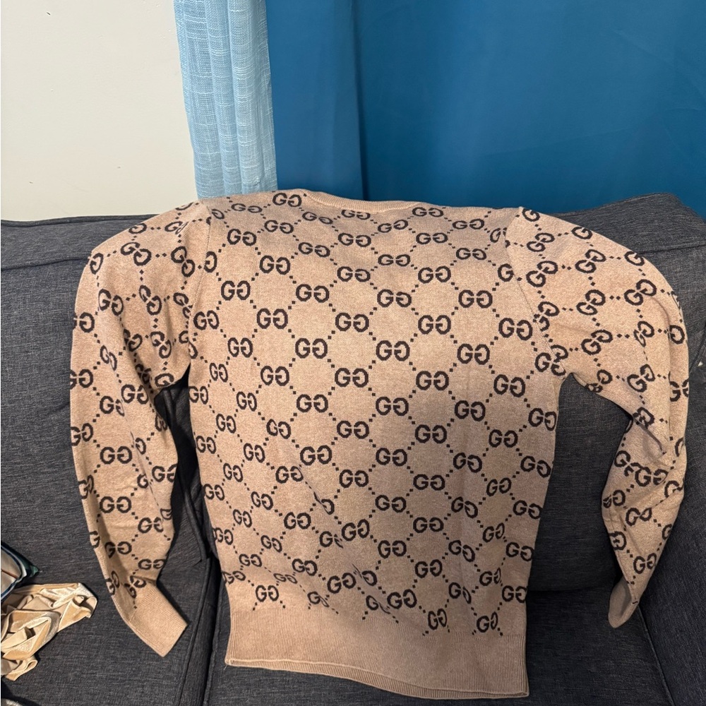 I bought this Gucci sweater 3 years  ago new with tag and I only wear it once.